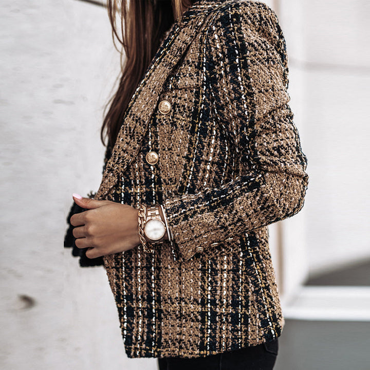 Giacca tweed donna elegante, doppio petto, bottoni dorati, stile classico, moda autunno inverno, abbigliamento femminile chic.