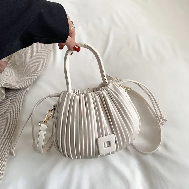 Borsa a mano bianca plissettata con tracolla regolabile, design elegante e moderno, perfetta per moda femminile e accessori di tendenza.