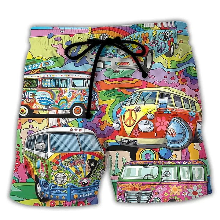 Pantaloncini da bagno colorati con stampa di furgoni hippie psichedelici, simboli di pace e fiori. Design vivace, ideale per moda estiva e spiaggia.