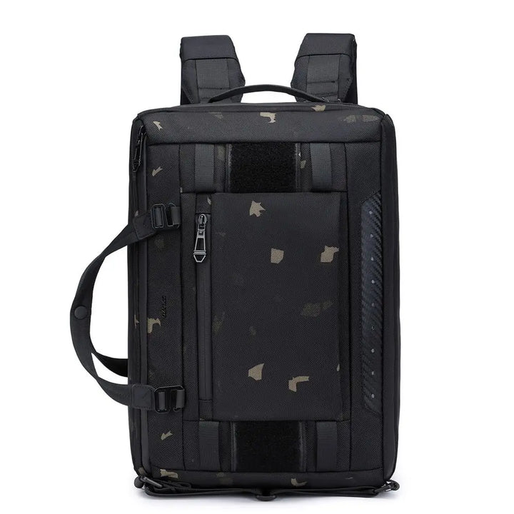 Zaino nero multifunzionale con tasche multiple, design moderno e dettagli mimetici. Ideale per viaggi, lavoro e uso quotidiano.