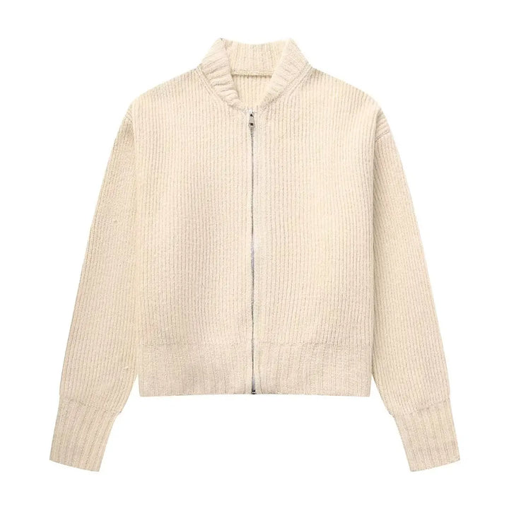 Giacca cardigan beige in maglia a coste con zip frontale, maniche lunghe e colletto rialzato. Moda donna, abbigliamento autunnale elegante.