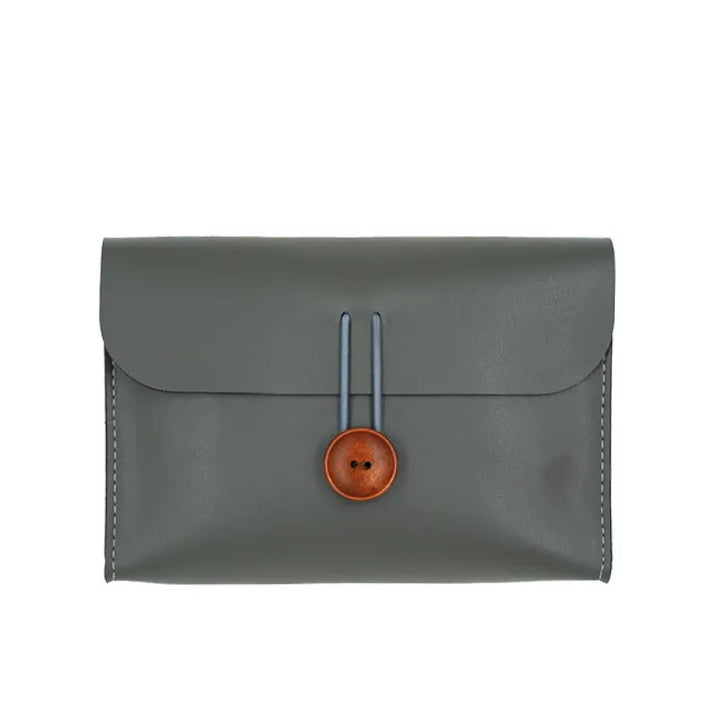 Portafoglio in pelle grigia con chiusura a bottone in legno, design elegante e minimalista, accessorio moda uomo e donna, alta qualità artigianale.