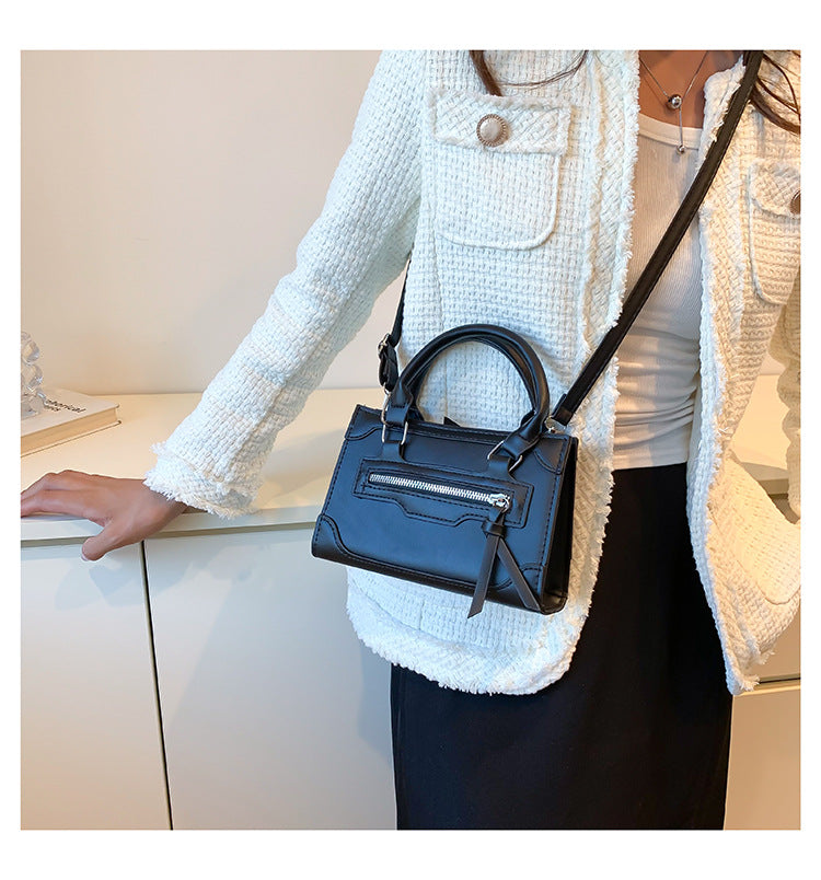 Borsa Tracolla Donna in Materiale Resistente Design Compatto