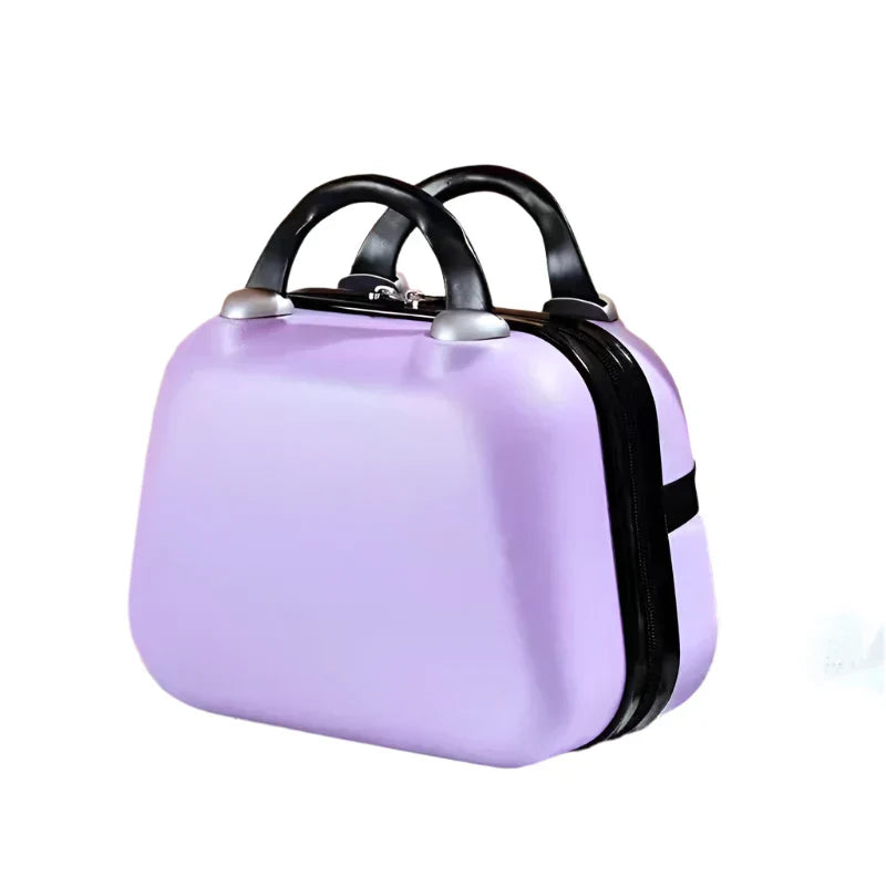 Valigia rigida viola, piccola, con manici neri, design moderno, ideale per viaggi brevi. Bagaglio a mano leggero e resistente.