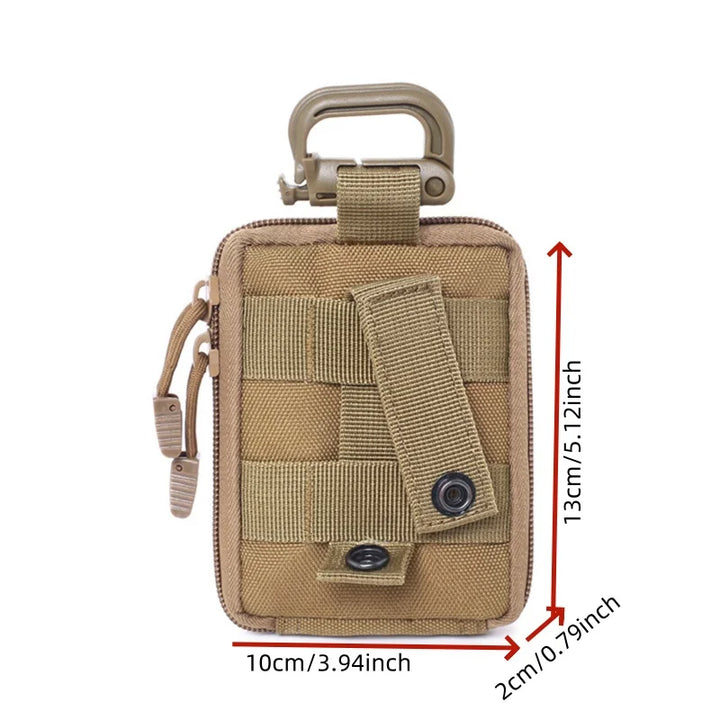 Custodia tattica compatta in nylon beige con sistema MOLLE, moschettone e cerniera. Dimensioni: 13x10x2 cm. Accessorio outdoor resistente.