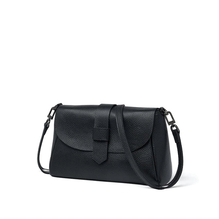 Borsa a tracolla in pelle nera, design elegante e minimalista, chiusura a patta, ideale per moda donna, accessorio versatile e di tendenza.