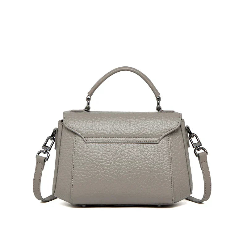 Borsa a mano in pelle grigia con tracolla regolabile, design elegante e moderno, ideale per donna, accessorio moda versatile e chic.