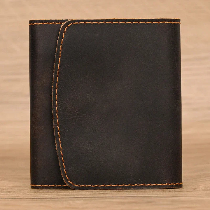 Portafoglio in pelle marrone scuro con cuciture arancioni, design elegante e compatto, ideale per uomo, accessorio moda di alta qualità.