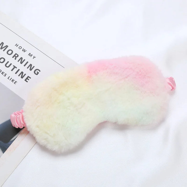 Mascherina per dormire in peluche multicolore, morbida e confortevole, ideale per un sonno riposante. Accessorio perfetto per viaggi e relax.