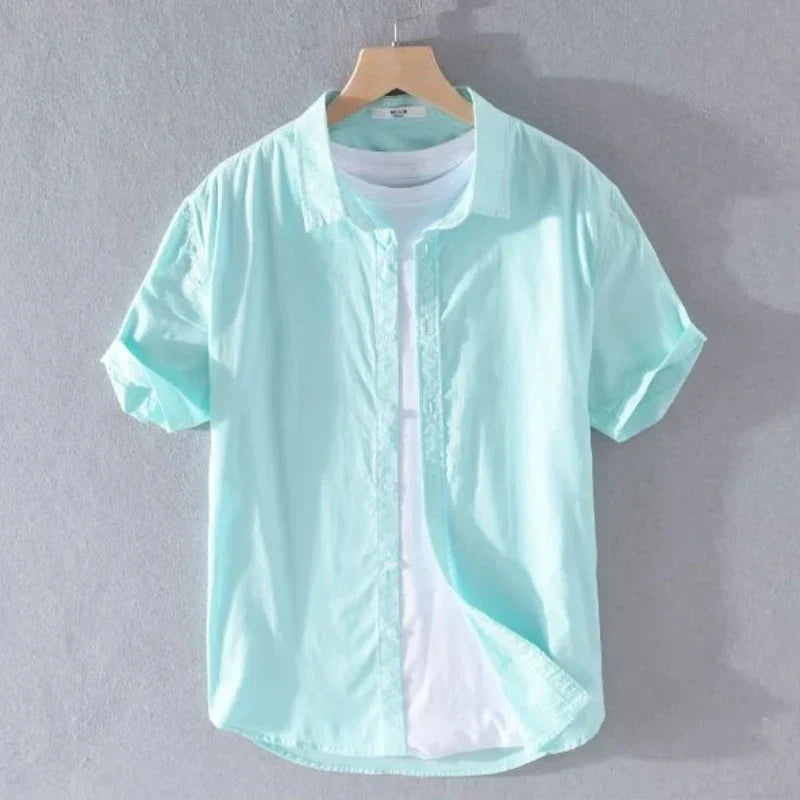 Camicia uomo azzurra a maniche corte, stile casual, in cotone leggero, su gruccia. Ideale per look estivi e abbigliamento quotidiano.