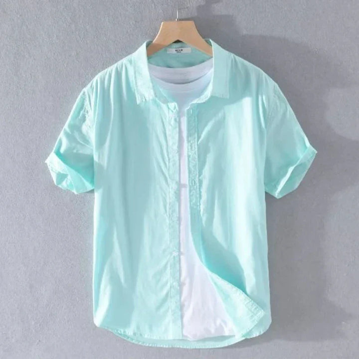 Camicia uomo azzurra a maniche corte, stile casual, in cotone leggero, su gruccia. Ideale per look estivi e abbigliamento quotidiano.