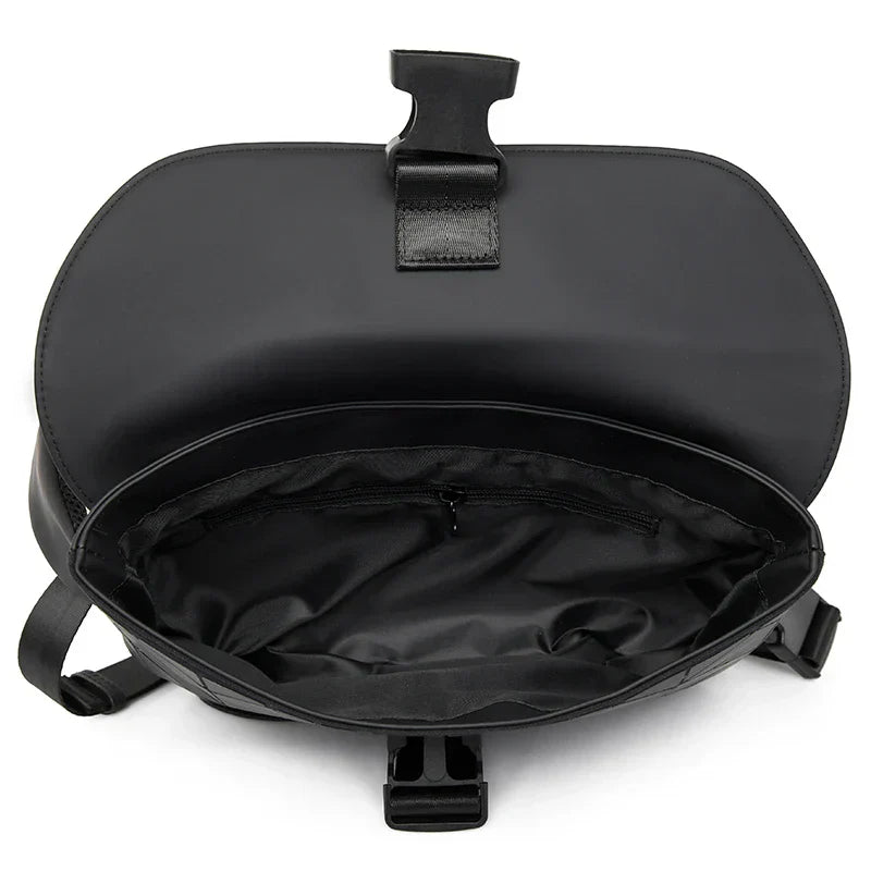 Zaino nero in pelle sintetica aperto, con tasca interna con zip, design elegante e moderno, ideale per scuola o lavoro.