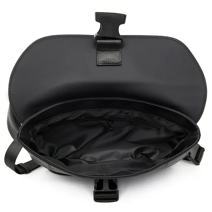 Zaino nero in pelle sintetica aperto, con tasca interna con zip, design elegante e moderno, ideale per scuola o lavoro.