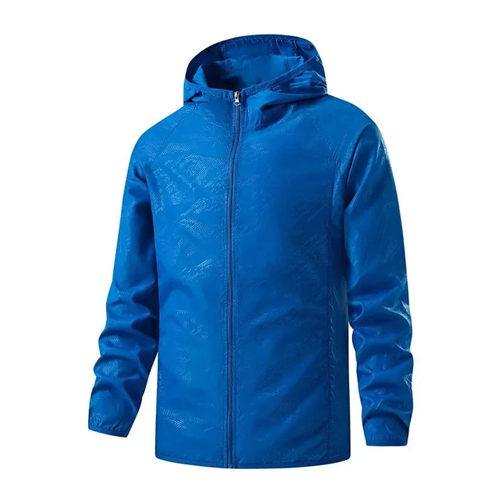 Giacca a vento blu con cappuccio, chiusura a zip, design sportivo, ideale per attività all'aperto. Tessuto impermeabile e leggero.