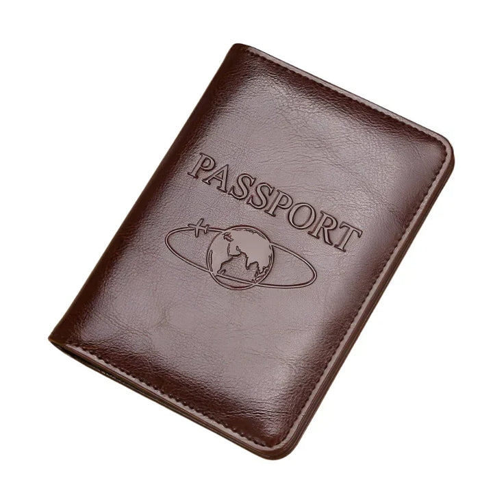 Custodia passaporto in pelle marrone con incisione di aereo e globo, accessorio da viaggio elegante e protettivo.