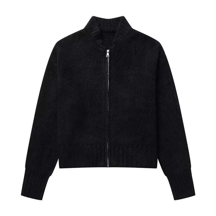 Giacca nera in maglia a coste con zip frontale, maniche lunghe e colletto rialzato. Elegante e versatile per moda autunno inverno.