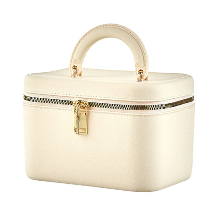 Borsa cosmetica in pelle beige con manico, chiusura a zip dorata. Elegante e pratica per viaggi, ideale per organizzare trucchi e accessori.