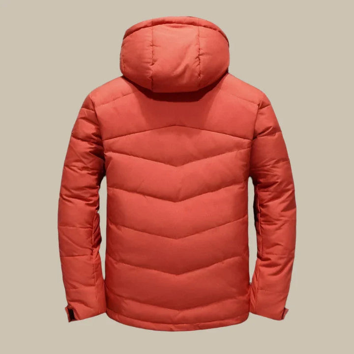 Giacca invernale arancione con cappuccio, design trapuntato, vista posteriore. Ideale per uomo, moda outdoor, abbigliamento caldo e resistente.