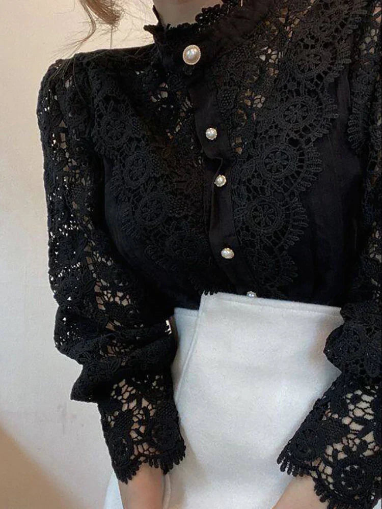 Blusa nera in pizzo con bottoni perla, maniche lunghe, elegante e raffinata, perfetta per occasioni formali e moda donna autunno inverno.