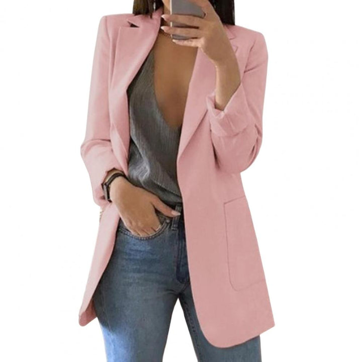 Giacca blazer rosa da donna, elegante e moderna, abbinata a top grigio e jeans. Moda femminile, abbigliamento casual chic.