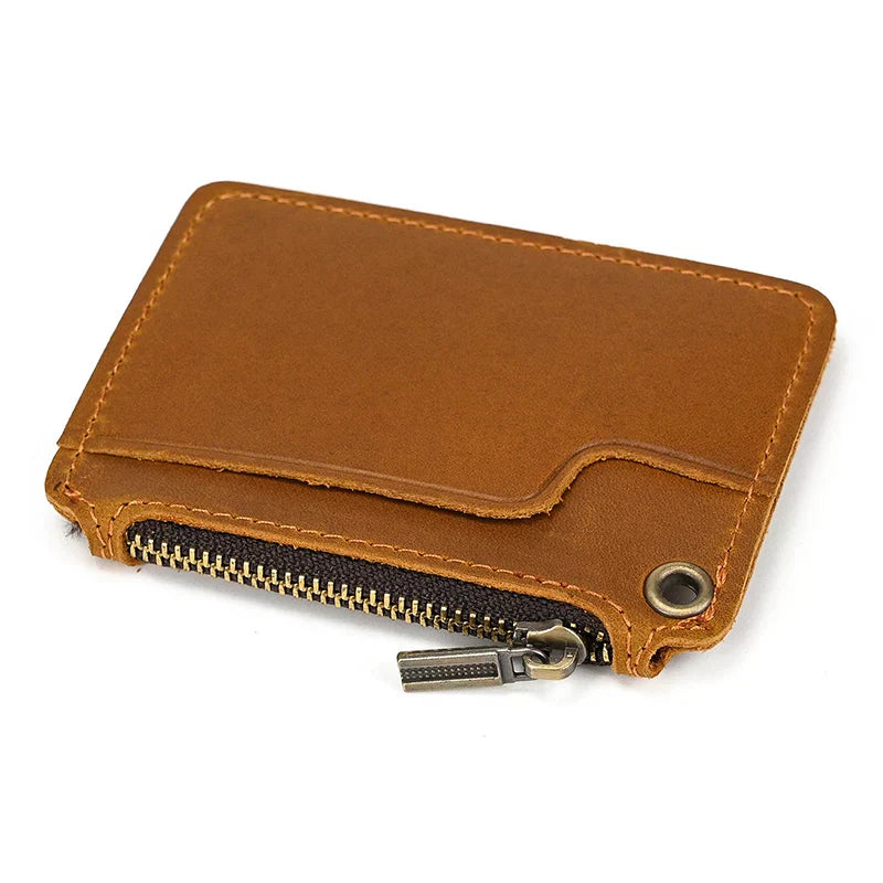Portafoglio in pelle marrone con cerniera, design compatto e minimalista, ideale per carte di credito e contanti. Accessorio elegante e funzionale.