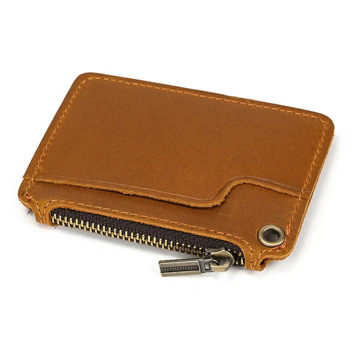 Portafoglio in pelle marrone con cerniera, design compatto e minimalista, ideale per carte di credito e contanti. Accessorio elegante e funzionale.