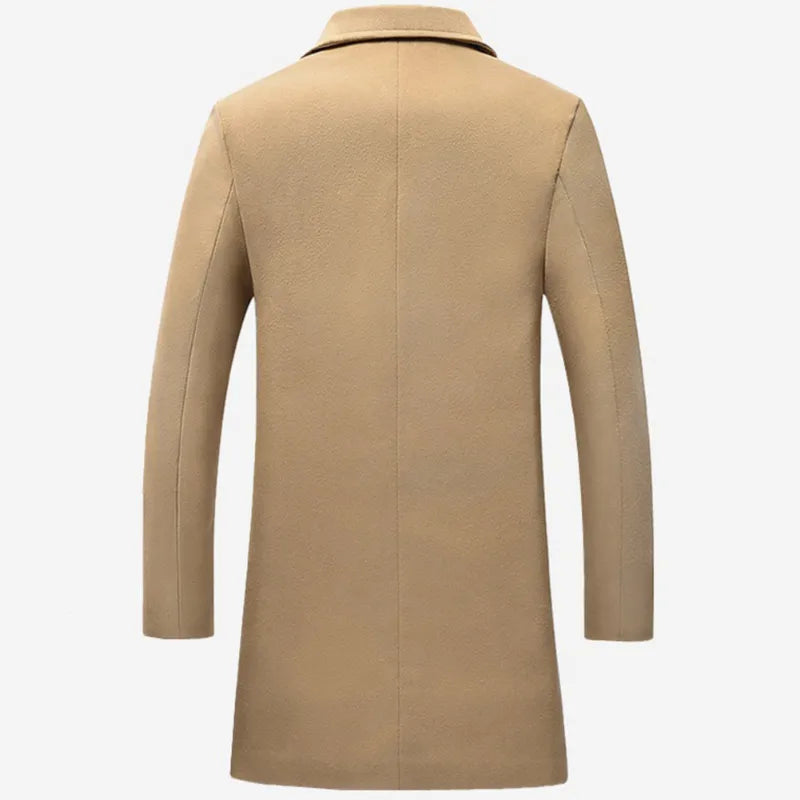 Cappotto uomo beige elegante, lungo, in lana, con taglio classico e colletto a revers. Ideale per look invernali formali e casual.
