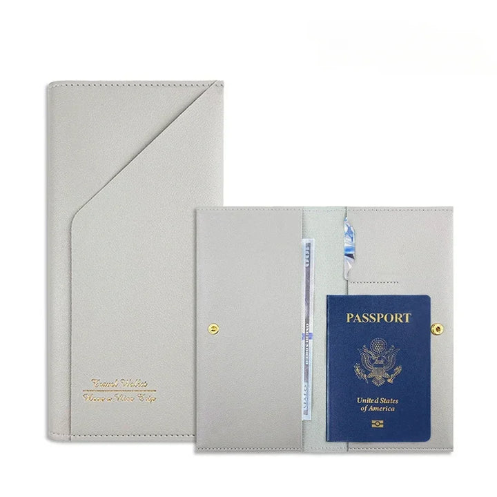 Portafoglio da viaggio in pelle grigia con scomparti per passaporto, carte di credito e banconote. Elegante e funzionale, ideale per viaggiatori.