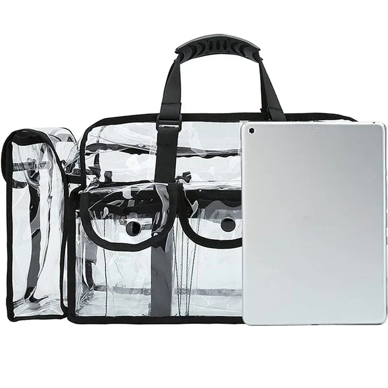 Borsa trasparente in PVC con manico nero, tasche frontali e scomparto laterale. Ideale per eventi, stadi e viaggi. Confronto dimensioni con tablet.