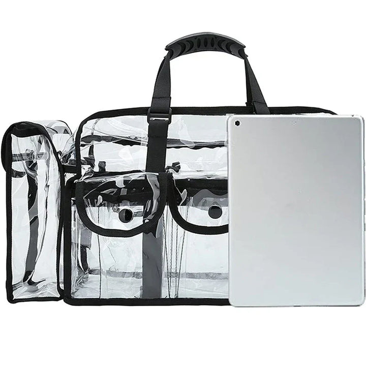 Borsa trasparente in PVC con manico nero, tasche frontali e scomparto laterale. Ideale per eventi, stadi e viaggi. Confronto dimensioni con tablet.