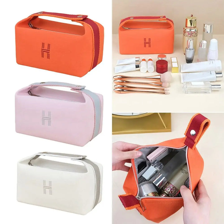 Borse cosmetiche in tessuto, disponibili in arancione, rosa e bianco, con zip e manico. Ideali per organizzare trucchi e accessori da viaggio.