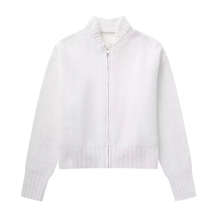 Giacca bianca in maglia a coste con zip frontale, colletto rialzato e maniche lunghe. Design elegante e versatile per moda autunnale e invernale.