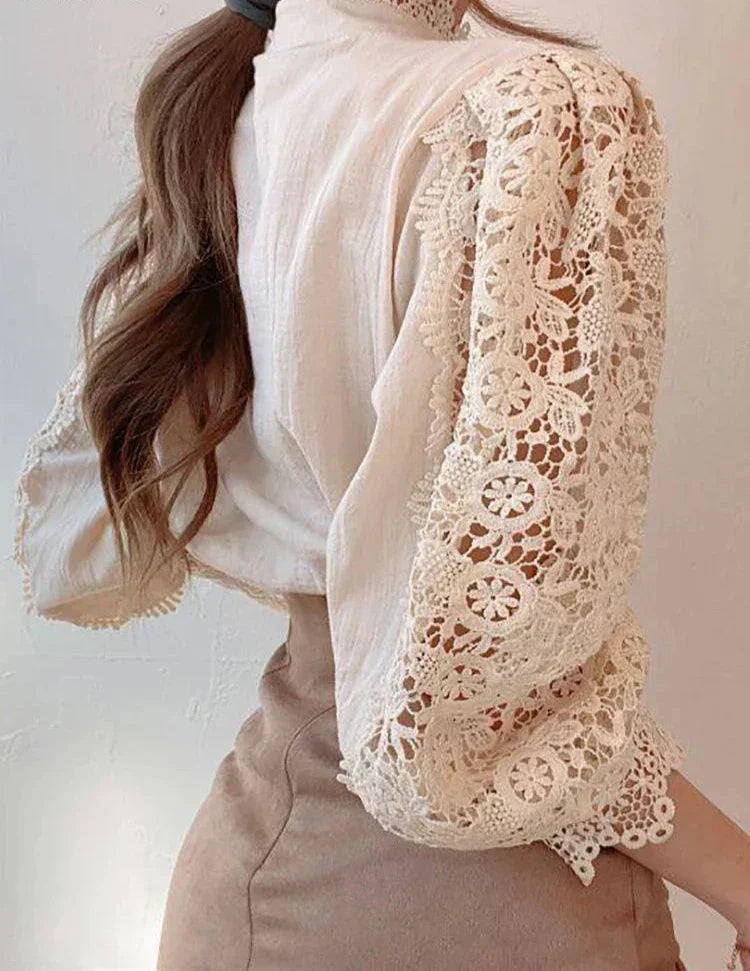 Blusa bianca elegante con maniche in pizzo floreale, design vintage, abbinata a gonna beige. Moda femminile, stile romantico, abbigliamento chic.