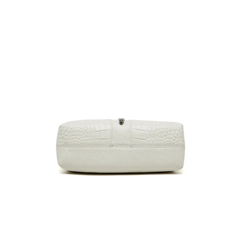 Borsa a tracolla bianca in pelle con texture coccodrillo, design elegante e moderno, perfetta per moda femminile e accessori di lusso.
