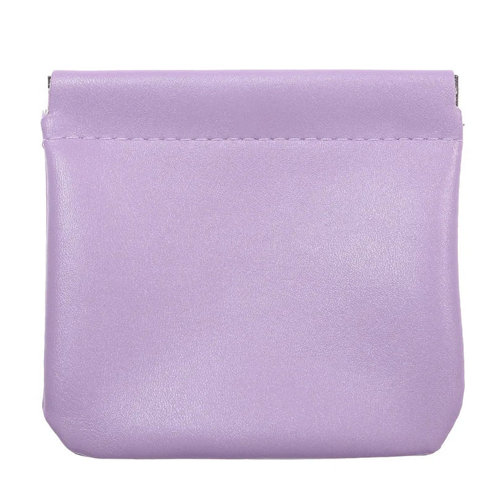 Portamonete in pelle lilla, design minimalista, chiusura a scatto, accessorio moda donna, elegante e compatto, ideale per piccoli oggetti.