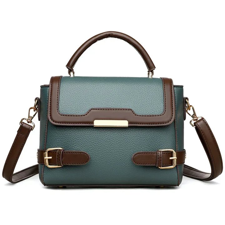 Borsa a tracolla in pelle verde e marrone con manico superiore, fibbie decorative e chiusura dorata. Elegante accessorio moda donna.