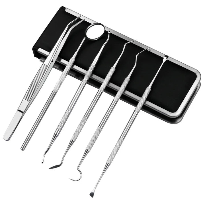 Set di strumenti dentali in acciaio inossidabile su custodia nera, include specchietto, pinzette e strumenti per igiene orale professionale.