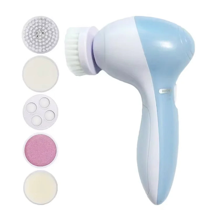 Dispositivo per pulizia viso elettrico blu e bianco con cinque testine intercambiabili. Strumento skincare, esfoliante, massaggio viso.