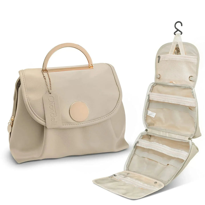 Borsa da viaggio beige con manico dorato e organizer interno appeso, design elegante e funzionale, ideale per cosmetici e accessori.