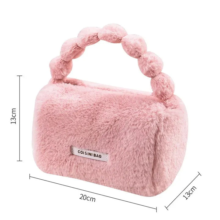 Borsa a mano rosa in pelliccia sintetica, dimensioni 20x13 cm, con manico a perle. Elegante accessorio moda donna, ideale per eventi speciali.