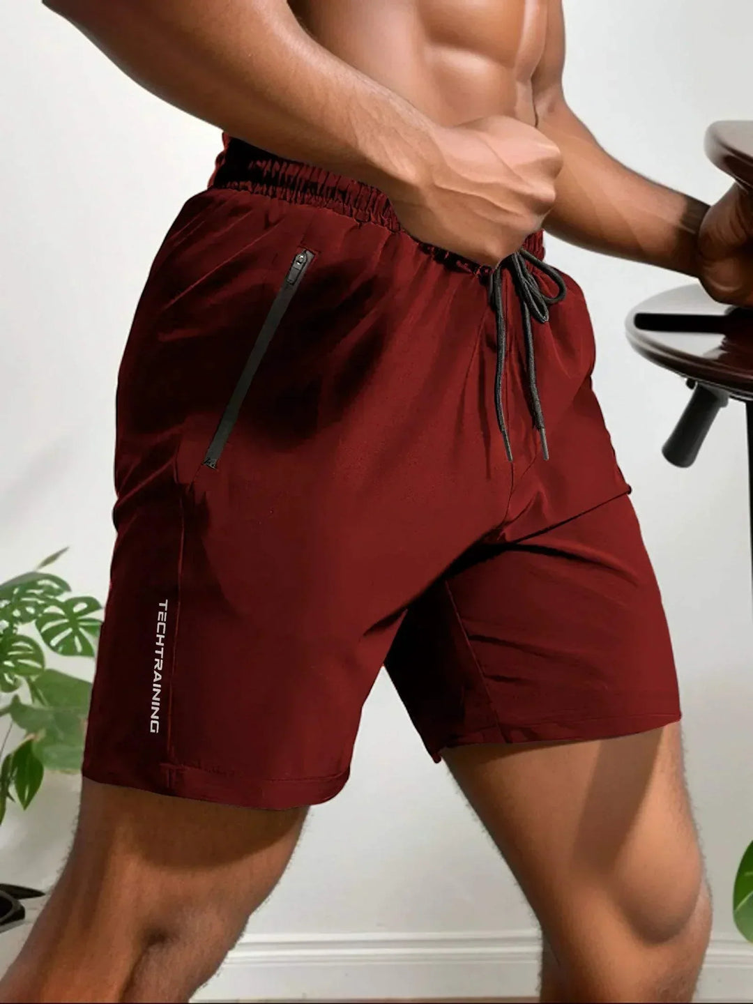 Shorts sportivi uomo rossi, tessuto traspirante, tasche con zip, elastico in vita, ideali per allenamento e fitness. Design moderno e funzionale.