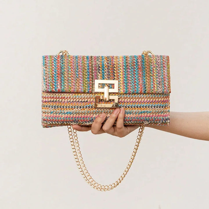 Borsa a tracolla multicolore in tessuto intrecciato, chiusura dorata, catena dorata, design elegante e moderno, perfetta per ogni occasione.