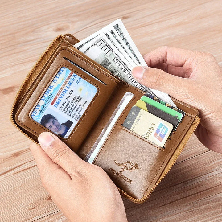 Portafoglio in pelle marrone con cerniera, contenente banconote, carte di credito e documento d'identità. Accessorio elegante e funzionale.
