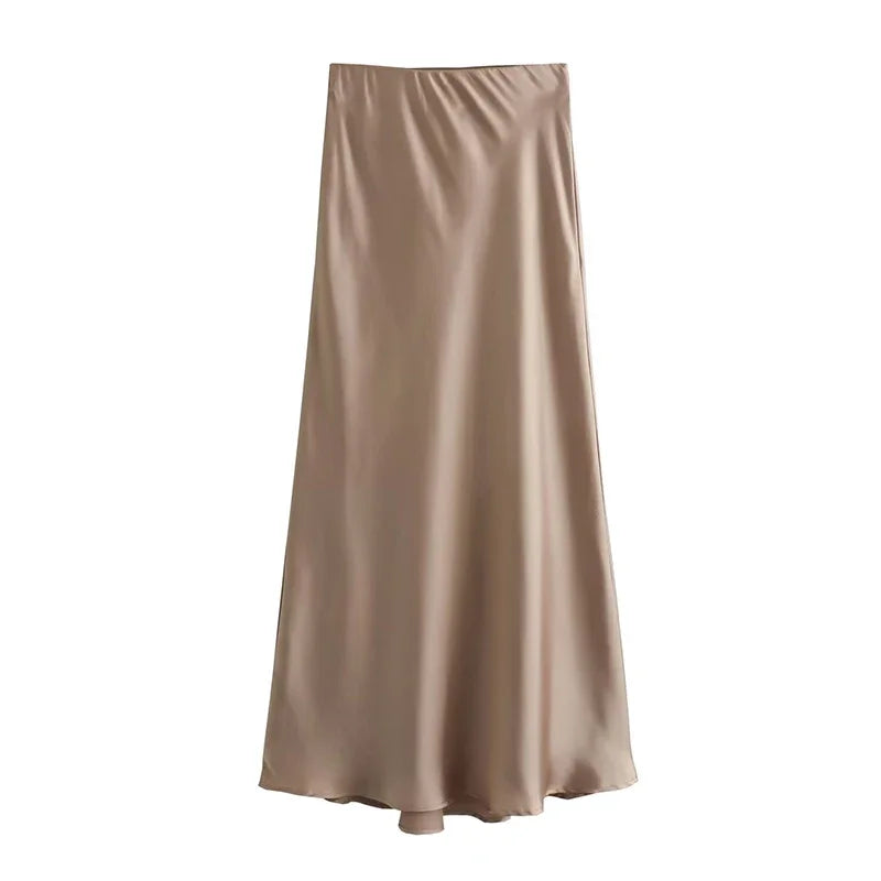 Gonna lunga in raso beige, elegante e fluida, perfetta per occasioni formali e moda donna. Tessuto lucido, design minimalista.