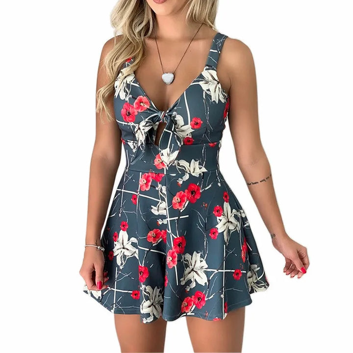 Abito estivo donna floreale blu con fiori rossi, scollo a V, senza maniche, corto, ideale per moda casual e look estivi eleganti.