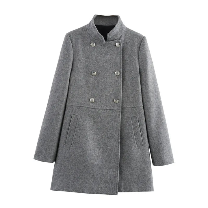 Cappotto grigio donna in lana, doppio petto, elegante, con bottoni metallici, collo alto, tasche laterali. Moda autunno inverno.