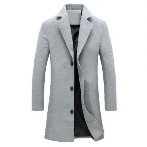Cappotto uomo elegante grigio chiaro, lungo, con bottoni neri, collo a revers. Ideale per moda invernale e look formale.