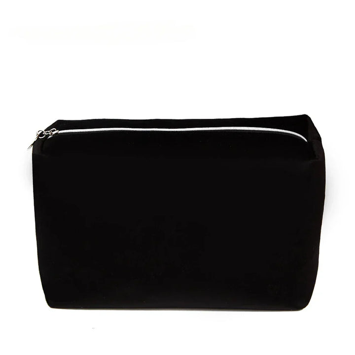 Astuccio nero in tessuto con cerniera bianca, ideale per cosmetici o accessori. Design semplice e funzionale, perfetto per viaggi e uso quotidiano.