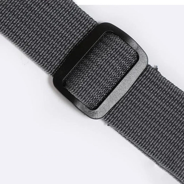 Cintura in tessuto grigio con fibbia quadrata nera, design minimalista, accessorio moda unisex, ideale per abbigliamento casual e outdoor.