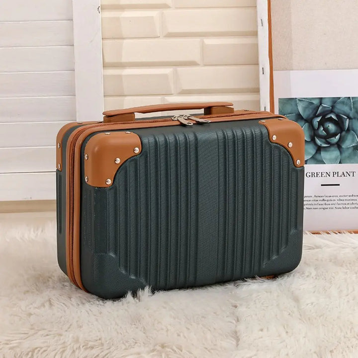 Valigia rigida verde scuro con angoli rinforzati in pelle marrone, design elegante, ideale per viaggi, su tappeto bianco, sfondo decorativo.